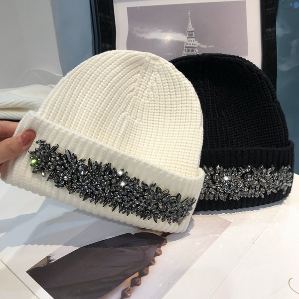 Sieviešu adīta cepure ar akmeņiem - baltā un melnā krāsā