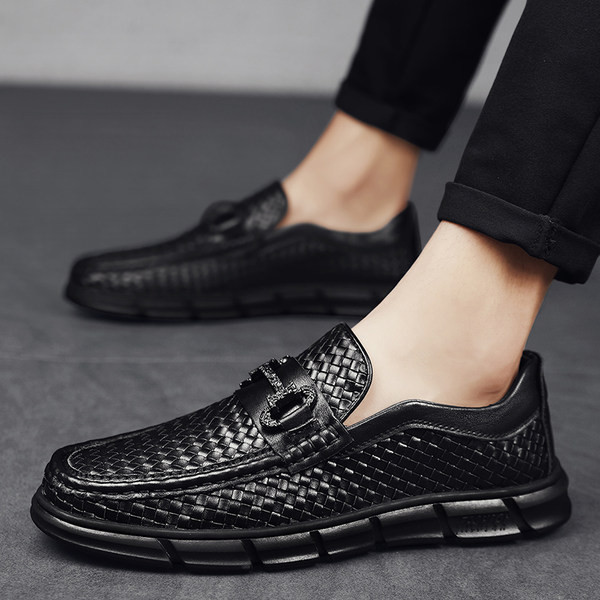 Alkalmi férfi cipő fém díszítéssel