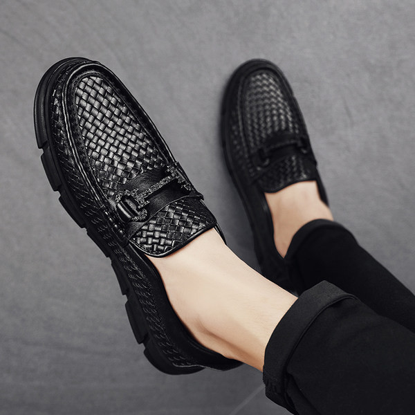 Alkalmi férfi cipő fém díszítéssel