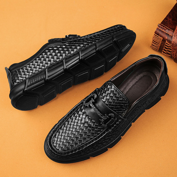 Alkalmi férfi cipő fém díszítéssel