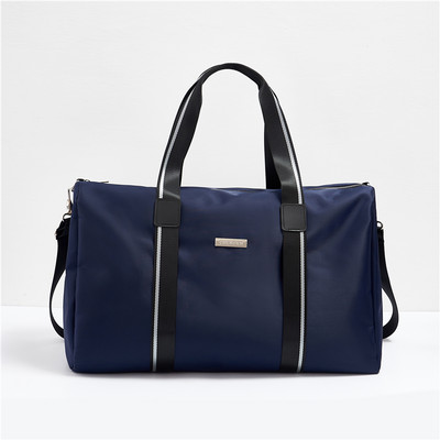 Ceļojumu soma ar lielu rokturi trīs krāsās