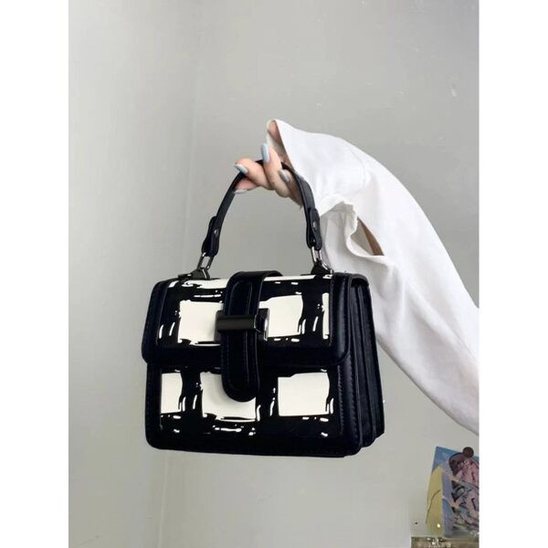 Μικρή τσάντα με μεταλλικό κούμπωμα - δύο λαβές