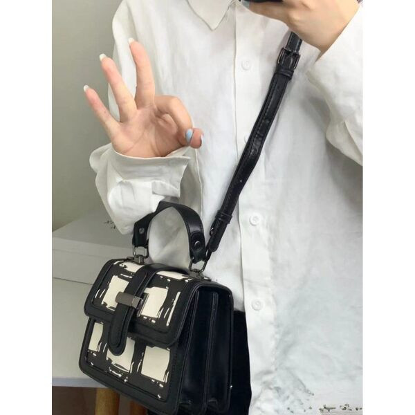 Μικρή τσάντα με μεταλλικό κούμπωμα - δύο λαβές