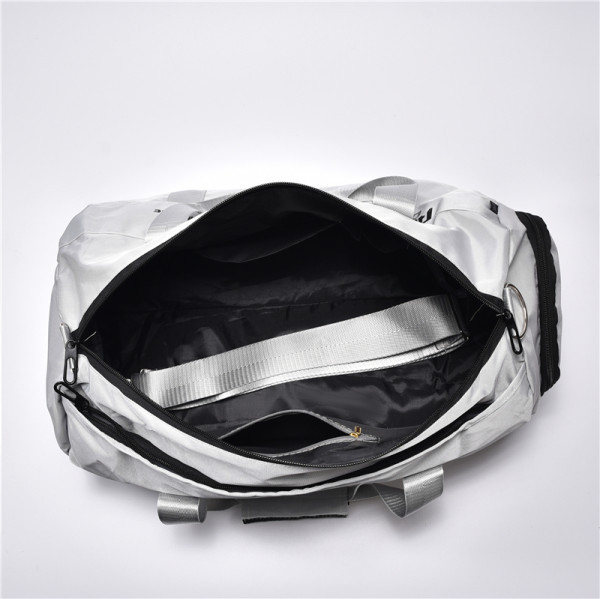 Sporta soma ar garu rokturi un uzrakstu