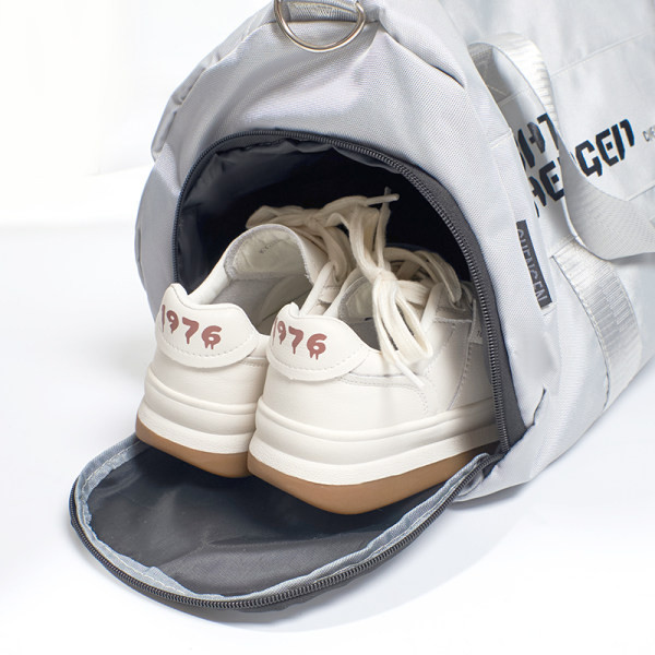 Sporta soma ar garu rokturi un uzrakstu