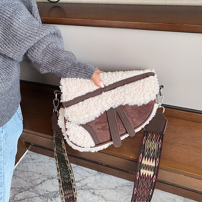 Alkalmi táska pehelytal és széles fogantyúval