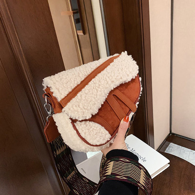 Alkalmi táska pehelytal és széles fogantyúval