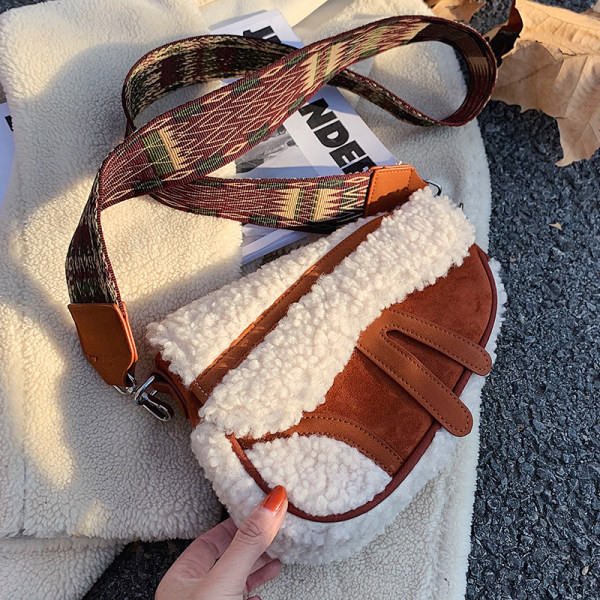 Alkalmi táska pehelytal és széles fogantyúval