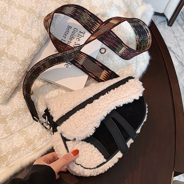 Alkalmi táska pehelytal és széles fogantyúval