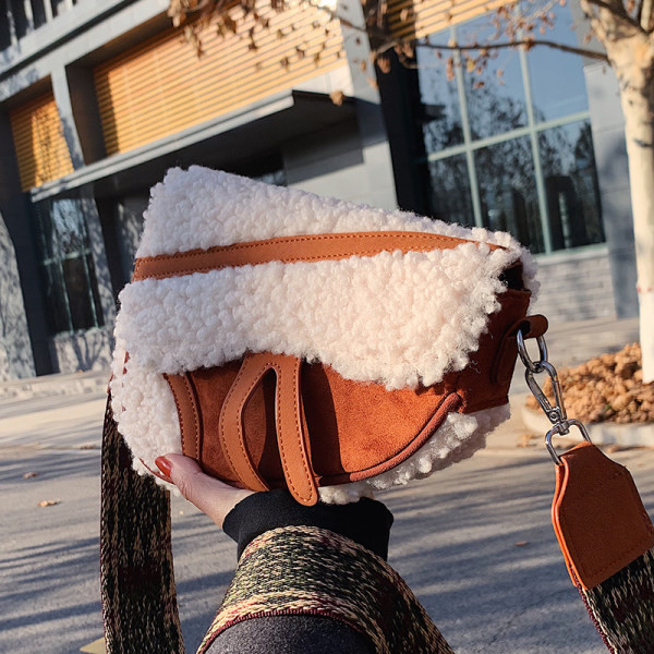 Alkalmi táska pehelytal és széles fogantyúval