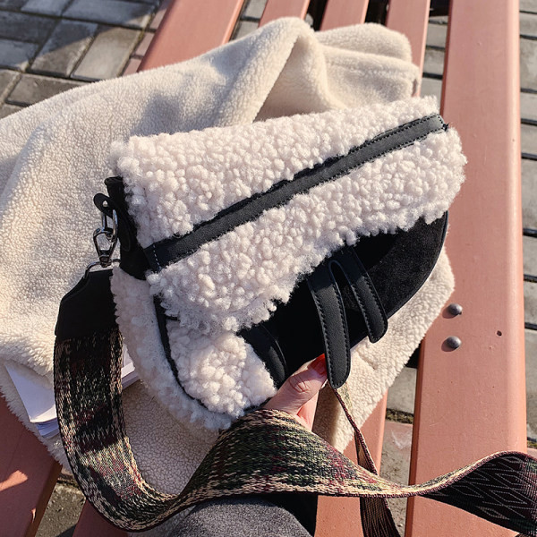 Alkalmi táska pehelytal és széles fogantyúval