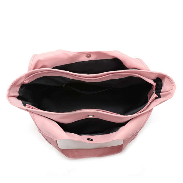 Ceļojumu soma ar rokturi un pogu