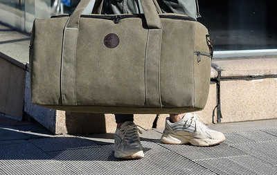 Ceļojumu soma ar garu rokturi un rāvējslēdzēju