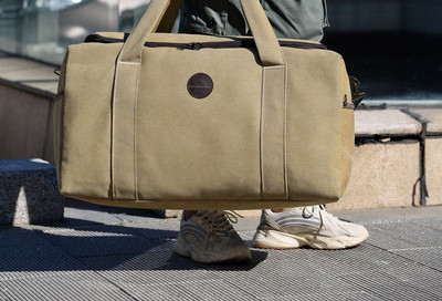 Ceļojumu soma ar garu rokturi un rāvējslēdzēju