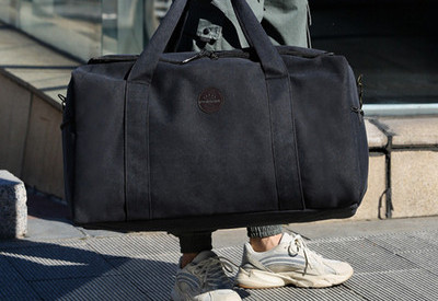 Ceļojumu soma ar garu rokturi un rāvējslēdzēju