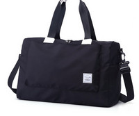 Ceļošanai piemērota tekstila soma ar emblēmu