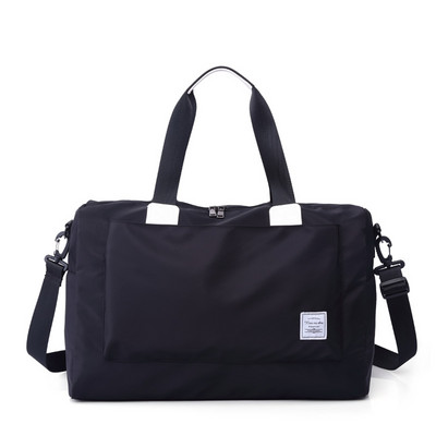 Ceļošanai piemērota tekstila soma ar emblēmu