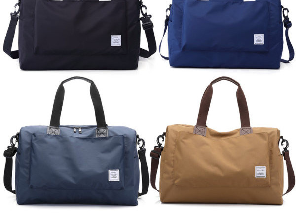 Ceļošanai piemērota tekstila soma ar emblēmu