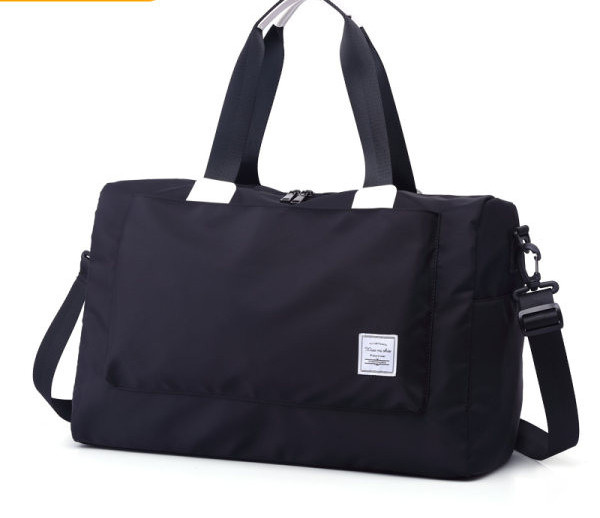 Ceļošanai piemērota tekstila soma ar emblēmu