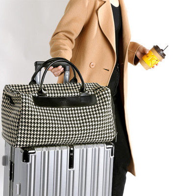 Kockás mintás hordozható utazótáska