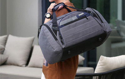 Hordozható utazótáska oldalzsebbel és vállpántokkal