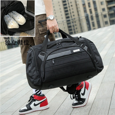 Hordozható utazótáska oldalzsebbel és vállpántokkal