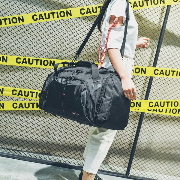 Hordozható utazótáska oldalzsebbel és vállpántokkal