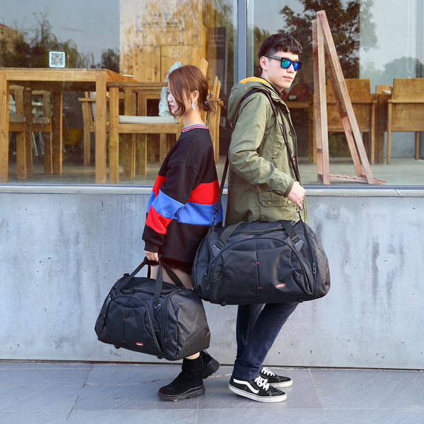 Hordozható utazótáska oldalzsebbel és vállpántokkal