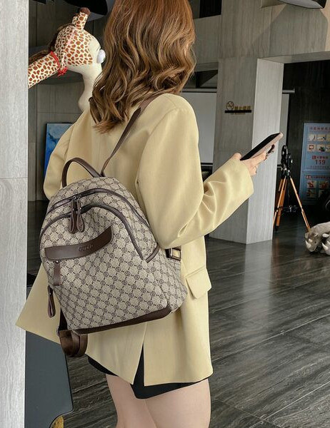 Lezser több rekeszes női hátizsák