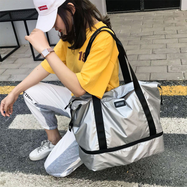 Lezser stílusú hordozható táska vállpánttal