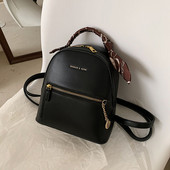 Moderna sieviešu ādas mugursoma ar metāla kulonu un šalli