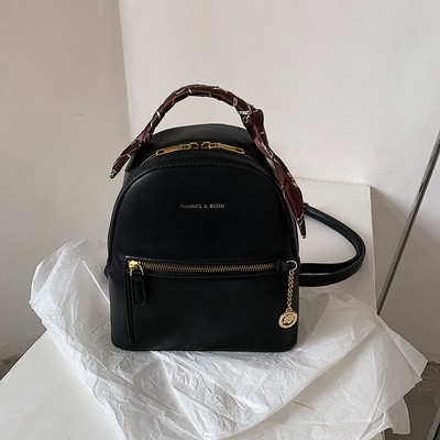 Moderna sieviešu ādas mugursoma ar metāla kulonu un šalli