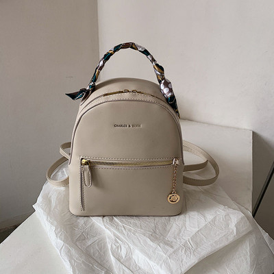 Moderna sieviešu ādas mugursoma ar metāla kulonu un šalli