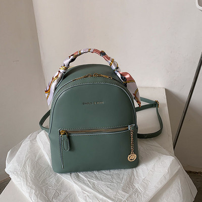 Moderna sieviešu ādas mugursoma ar metāla kulonu un šalli