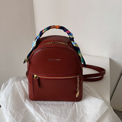 Moderna sieviešu ādas mugursoma ar metāla kulonu un šalli