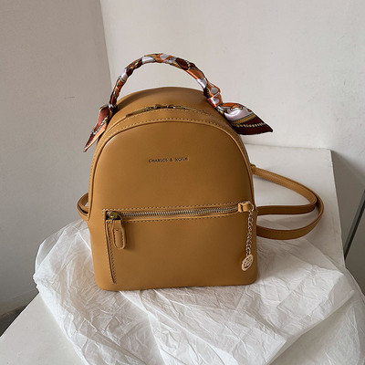 Moderna sieviešu ādas mugursoma ar metāla kulonu un šalli