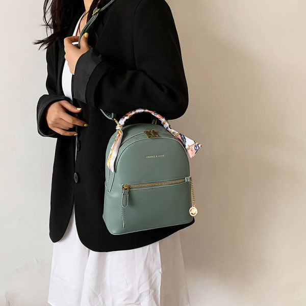 Moderna sieviešu ādas mugursoma ar metāla kulonu un šalli