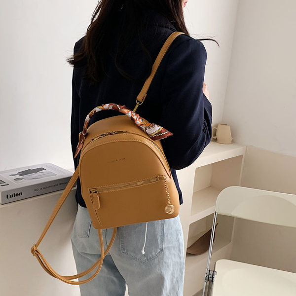 Moderna sieviešu ādas mugursoma ar metāla kulonu un šalli