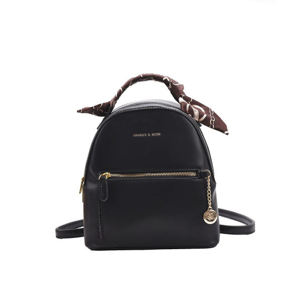 Moderna sieviešu ādas mugursoma ar metāla kulonu un šalli