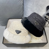 Γυναικείο καπέλο με πούπουλο και λογότυπο - κατάλληλο για τον χειμώνα