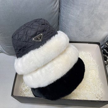 Γυναικείο καπέλο με πούπουλο και λογότυπο - κατάλληλο για τον χειμώνα