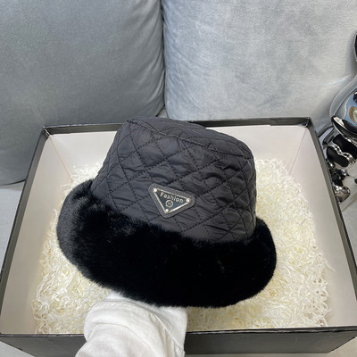 Γυναικείο καπέλο με πούπουλο και λογότυπο - κατάλληλο για τον χειμώνα