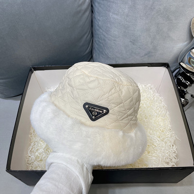 Γυναικείο καπέλο με πούπουλο και λογότυπο - κατάλληλο για τον χειμώνα