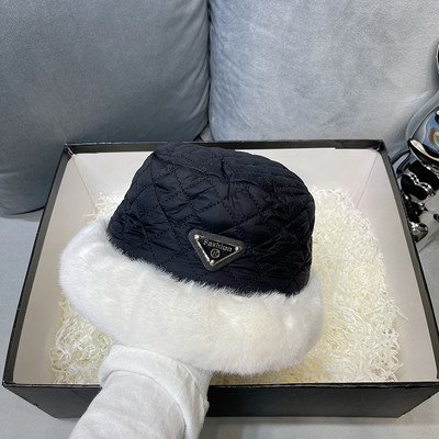 Γυναικείο καπέλο με πούπουλο και λογότυπο - κατάλληλο για τον χειμώνα