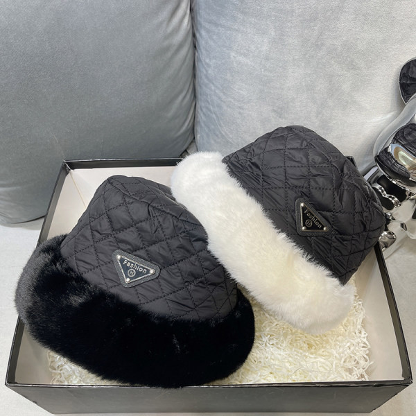 Γυναικείο καπέλο με πούπουλο και λογότυπο - κατάλληλο για τον χειμώνα