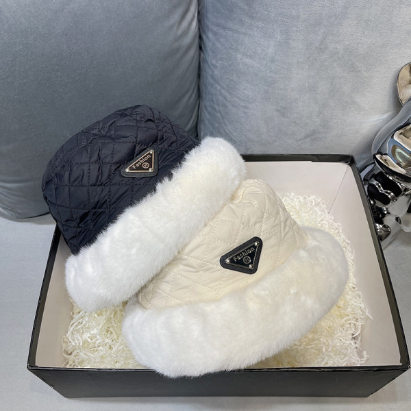 Γυναικείο καπέλο με πούπουλο και λογότυπο - κατάλληλο για τον χειμώνα