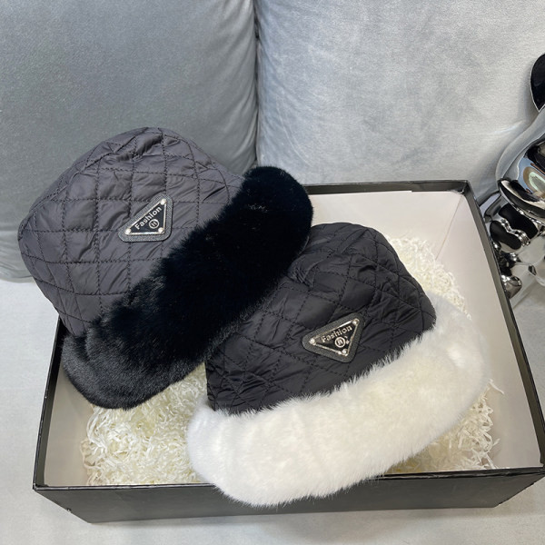 Γυναικείο καπέλο με πούπουλο και λογότυπο - κατάλληλο για τον χειμώνα