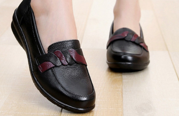 Jauna modeļa sieviešu mokasīni no eko ādas ar plakanu zoli