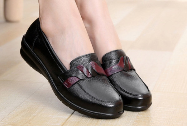 Jauna modeļa sieviešu mokasīni no eko ādas ar plakanu zoli