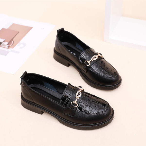 Női alkalmi mokaszinok fémes elemekkel